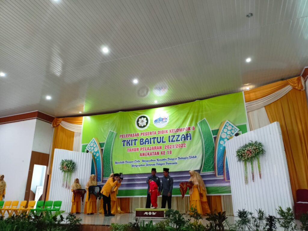Pelepasan Peserta Didik Kelompok B TK IT Baitul Izzah Angkatan ke 18